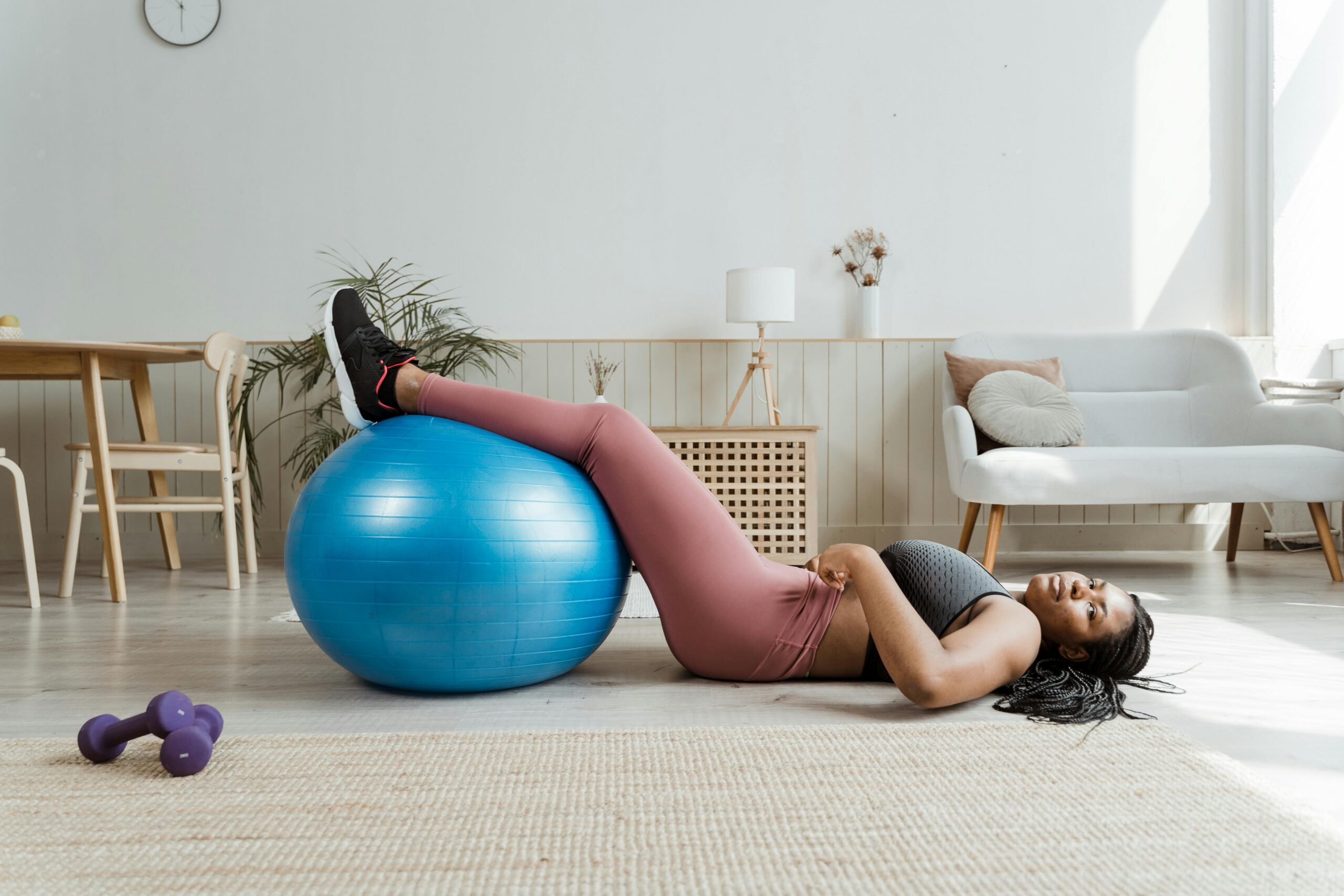 Pilates bal van 65 cm in blauw.