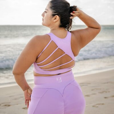 Yoga top met een open rug met lintjes die de open rug verbinden in pastel paars