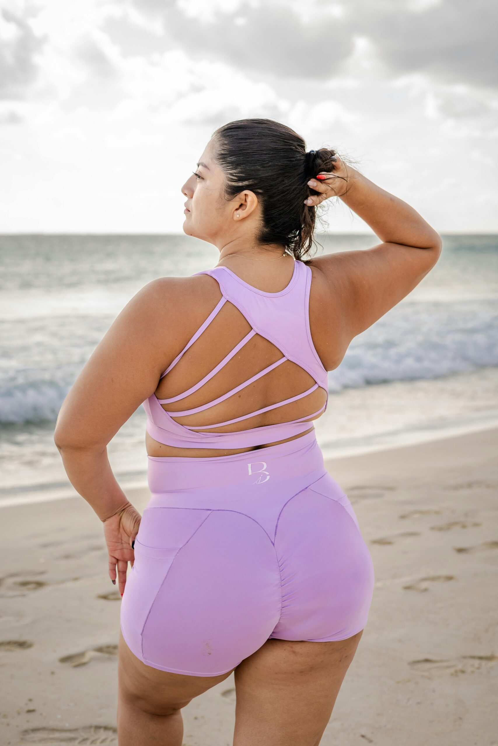 Yoga top met een open rug met lintjes die de open rug verbinden in pastel paars