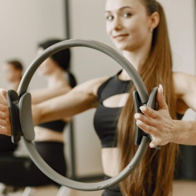 Pilates ring in het lichtgrijze.