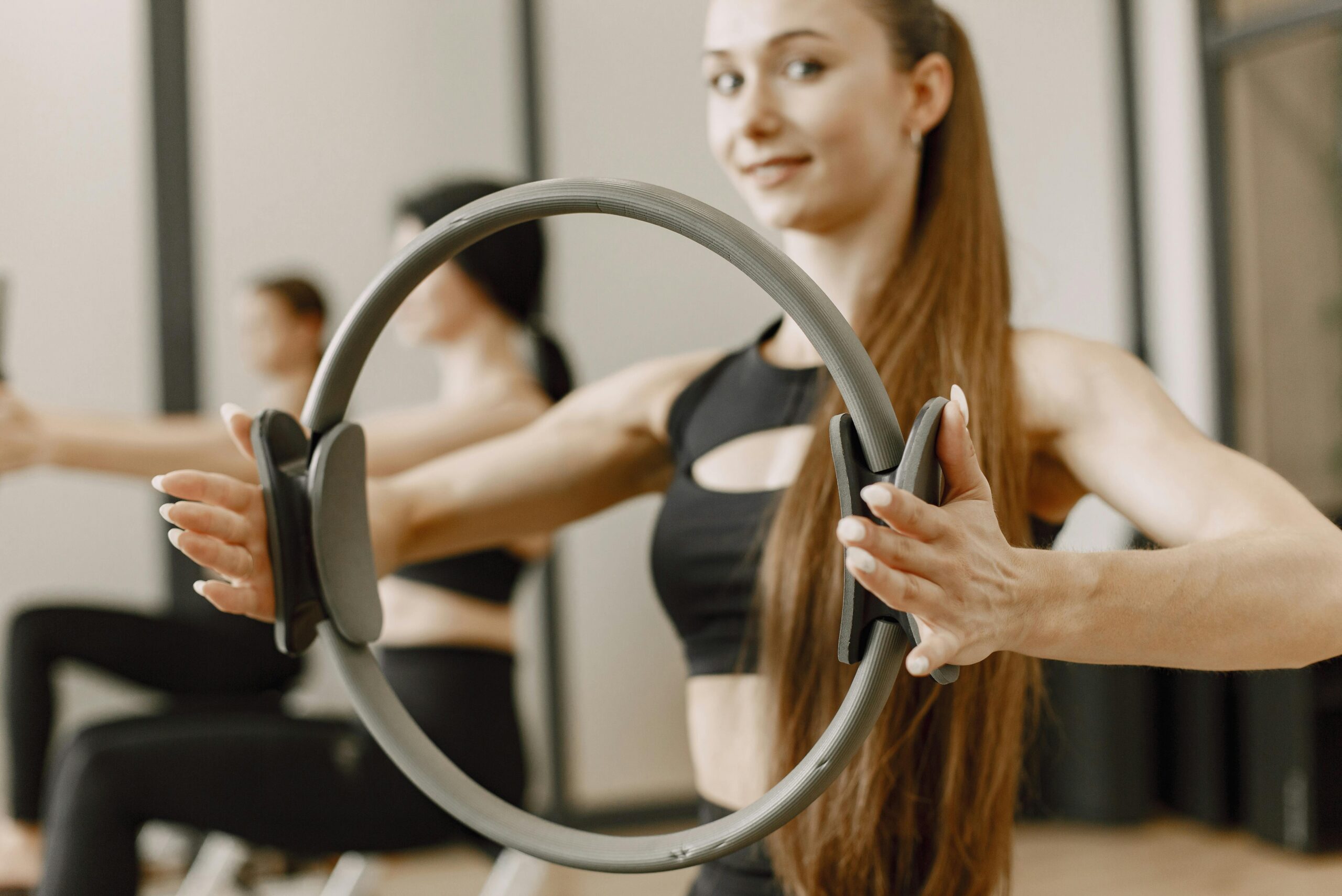 Pilates ring in het lichtgrijze.